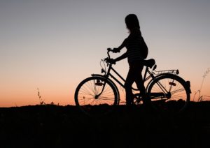 女の子・夕焼け・自転車