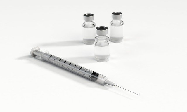 予防接種（注射器とバイアル）